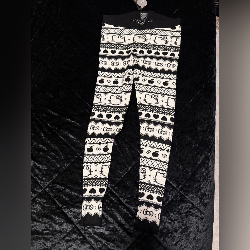 Hello Kitty Patterned Leggings in Black and White